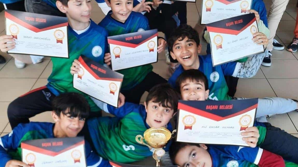 Okulumuz 4.Sınıf Öğrencileri Yakantop Turnuvasında Rakiplerini Eleyerek Başakşehir Şampiyonu Oldu.